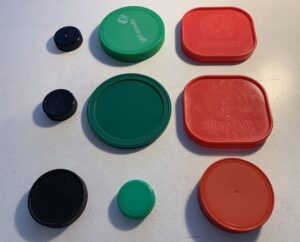 Now there are 3 rows, each with black, green, red lids (but the lids are not identical, e.g. 2 of the red lids are square, 1 is round)